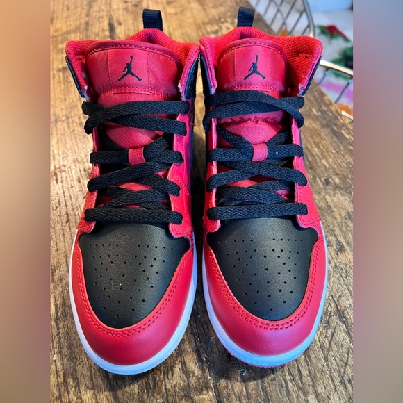 Nike Air Jordan 1 Mid GS Reverse Bred Kids Sneakers - Picture 2 of 8
